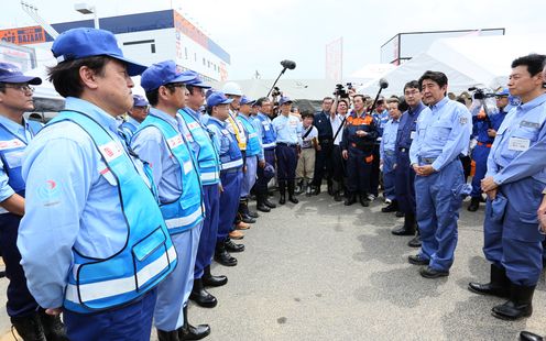 Photograph of the Prime Minister offering words of encouragement at the on-site coordination center to personnel who are engaged in rescue activities