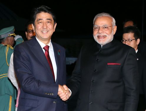 Photograph of Prime Minister Abe welcoming the Prime Minister of India at the Kyoto State Guest House