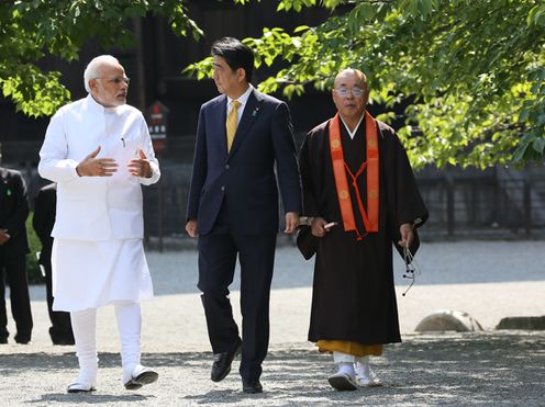 Photograph of both leaders walking in the grounds of Toji Temple (1)