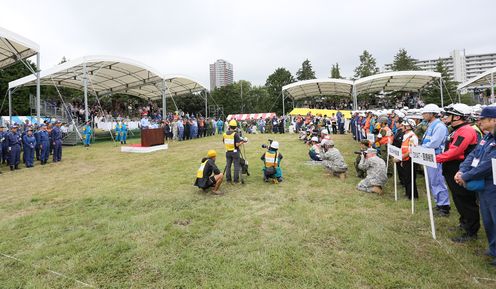 Photograph of the Prime Minister delivering an address during joint disaster prevention drills by the nine municipalities in the Kanto region (3)