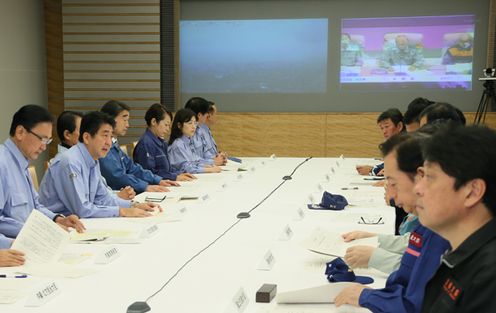Photograph of the Prime Minister delivering an address at the meeting of the Emergency Disaster Response Headquarters (2)