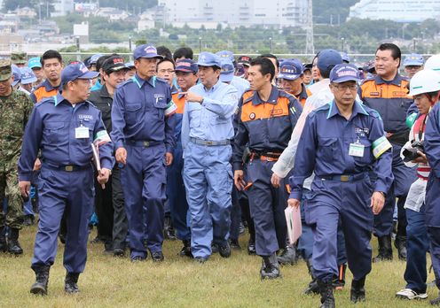 Photograph of the Prime Minister observing the joint disaster prevention drills by the nine municipalities in the Kanto region
