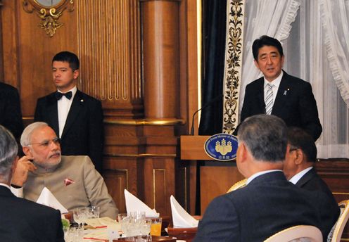 Photograph of the Prime Minister delivering an address at the banquet hosted by the Prime Minister (1)