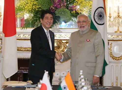 Photograph of Prime Minister Abe shaking hands with the Prime Minister of India