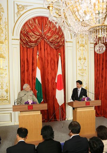 Photograph of the joint press announcement (1)