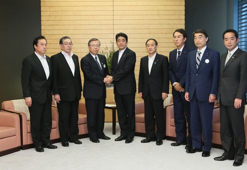 Photograph of the Prime Minister meeting with the Governor of Fukushima Prefecture, the Mayor of Okuma Town, and the Mayor of Futaba Town (1)