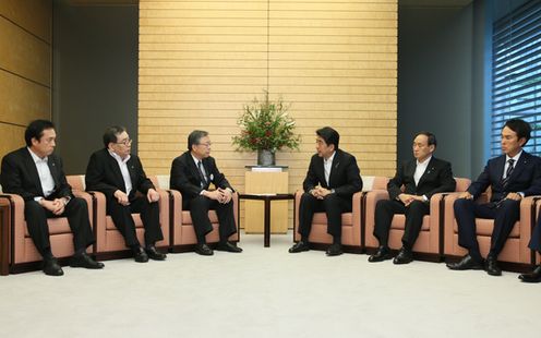 Photograph of the Prime Minister meeting with the Governor of Fukushima Prefecture, the Mayor of Okuma Town, and the Mayor of Futaba Town (2)