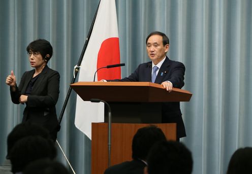 Photograph of Chief Cabinet Secretary Yoshihide Suga announcing the list of Cabinet members