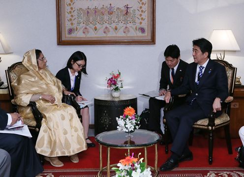 Photograph of Prime Minister Abe receiving a courtesy call from a member of the Jatiya Party