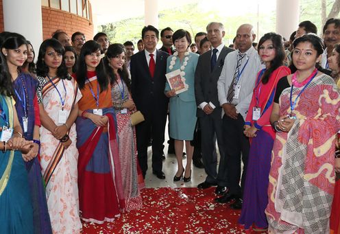 Photograph of the Prime Minister visiting the Faculty of Fine Arts of the University of Dhaka (1)