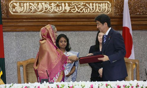 Photograph of the signing ceremony for the joint statement