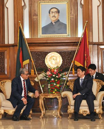 Photograph of Prime Minister Abe paying a courtesy call on the President of Bangladesh