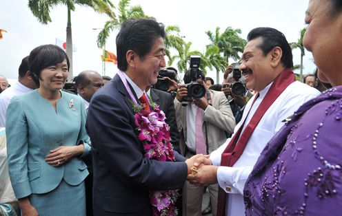Photograph of Prime Minister and Mrs. Abe being welcomed by the President of Sri Lanka and his wife