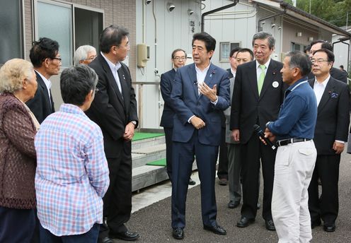 Photograph of the Prime Minister visiting temporary housing
