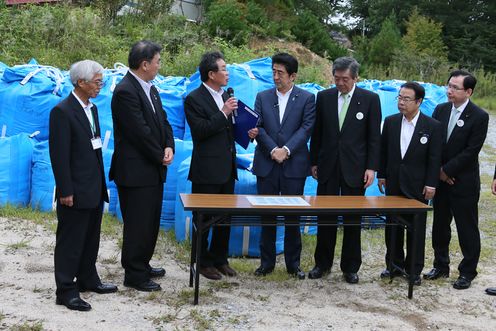 Photograph of the Prime Minister visiting a temporary holding area for waste