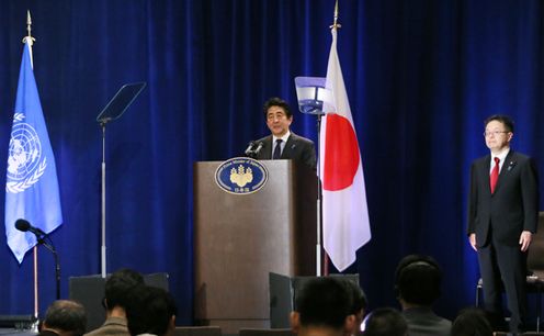 Photograph of the press conference (2)
