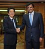 Photograph of Prime Minister Abe shaking hands with the Emir of Qatar