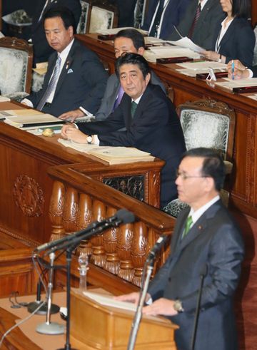 Photograph of the Prime Minister listening to questions
