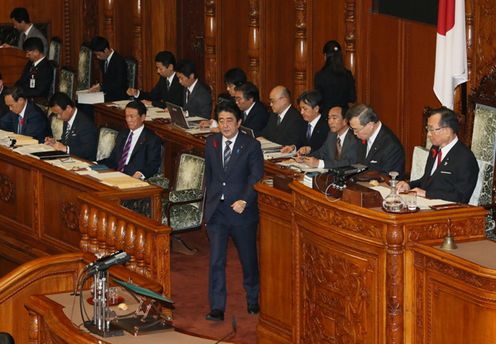 Photograph of the Prime Minister proceeding to answer questions at the plenary session of the House of Councillors 