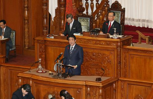 Photograph of the Prime Minister answering questions at the plenary session of the House of Councillors
