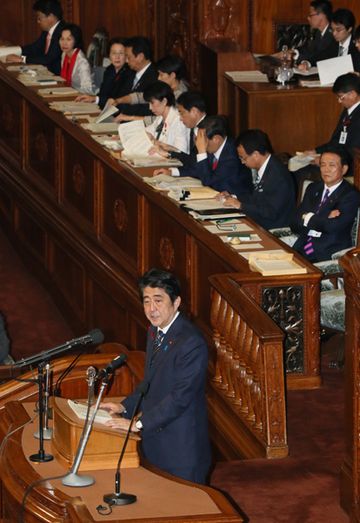Photograph of the Prime Minister answering questions at the plenary session of the House of Representatives (2)