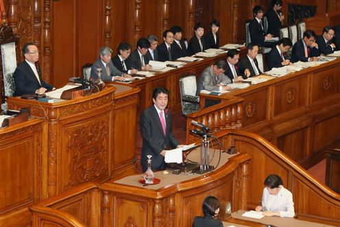 Photograph of the Prime Minister answering questions at the plenary session of the House of Councillors (1)