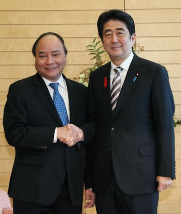 Photograph of Prime Minister Abe shaking hands with the Deputy Prime Minister of the Socialist Republic of Viet Nam