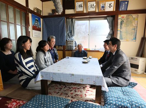 Photograph of the Prime Minister conversing with Nozomi Ono and her family