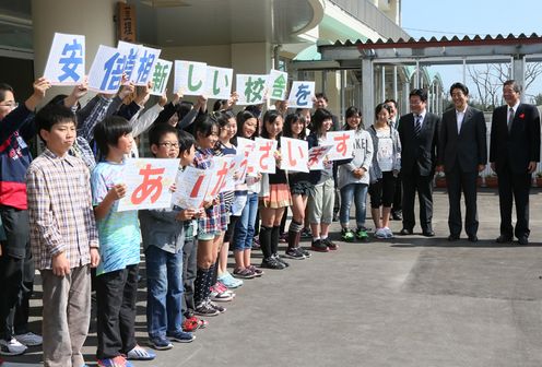 Photograph of the Prime Minister being welcomed by students  at Nagatoro Elementary School