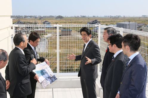 Photograph of the Prime Minister receiving an explanation on the rooftop of Nagatoro Elementary School