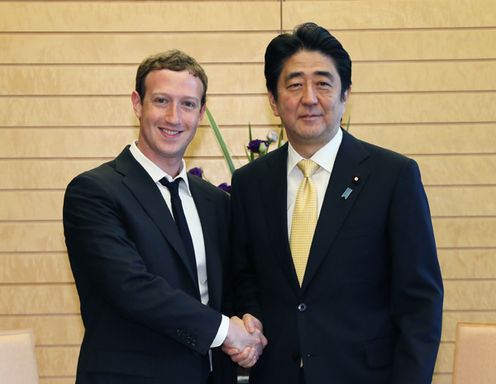 Photograph of Prime Minister Abe shaking hands with the CEO of Facebook Photograph of Prime Minister Abe receiving the courtesy call from the CEO of Facebook (1)