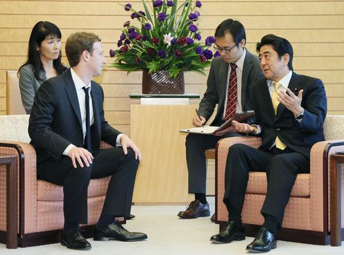 Photograph of Prime Minister Abe shaking hands with the CEO of Facebook Photograph of Prime Minister Abe receiving the courtesy call from the CEO of Facebook (2)