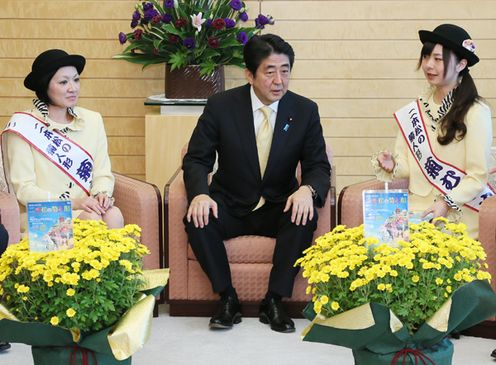 Photograph of the Prime Minister receiving the courtesy call from the Chrysanthemum Ambassadors