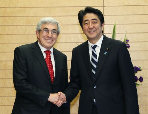 Photograph of Prime Minister Abe shaking hands with the President of the American Jewish Committee