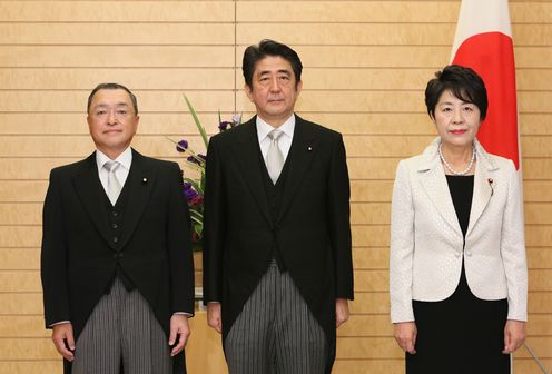 Photograph of the Prime Minister attending a photograph session with the two newly appointed Ministers (1)