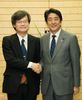 Photograph of Prime Minister Abe shaking hands with Prof. Amano