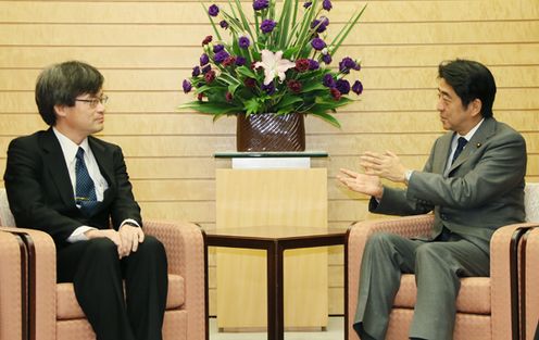 Photograph of Prime Minister Abe receiving the courtesy call from Prof. Amano
