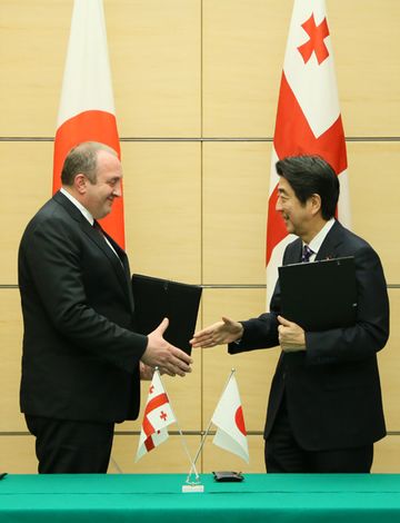 Photograph of the leaders exchanging the text of the joint statement