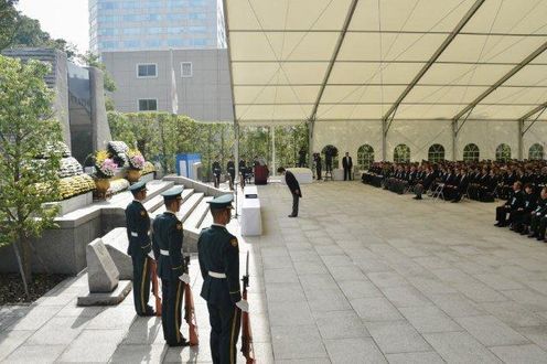 Photograph of the Prime Minister attending the Memorial Service (2)