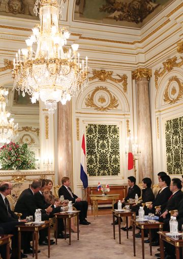 Photograph of Prime Minister and Mrs. Abe meeting with the King and Queen of the Netherlands (2)