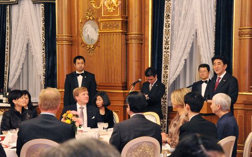 Photograph of Prime Minister Abe delivering an address at the banquet hosted by the Prime Minister and Mrs. Abe (1)