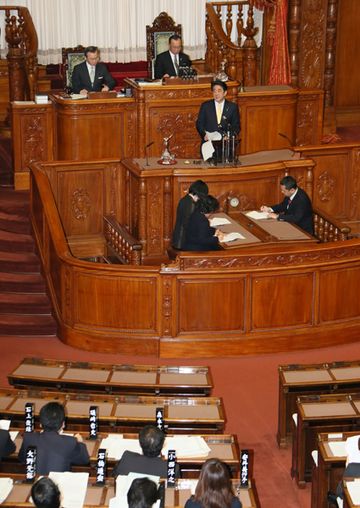 Photograph of the Prime Minister answering questions at the Plenary Session of the House of Councillors (2)