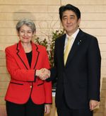 Photograph of Prime Minister Abe shaking hands with the Director-General of UNESCO