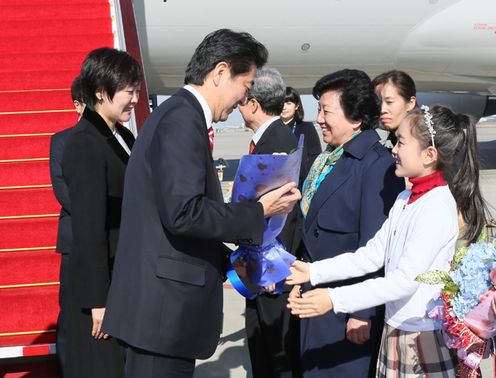 Photograph of the Prime Minister being welcomed at Beijing Capital International Airport