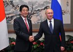 Photograph of Prime Minister Abe shaking hands with the President of Russia