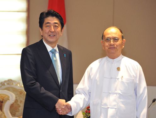 Photograph of Prime Minister Abe shaking hands with the President of Myanmar