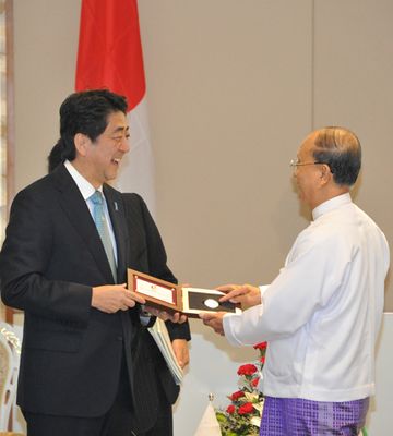 Photograph of Prime Minister Abe presenting a commemorative gift of currency