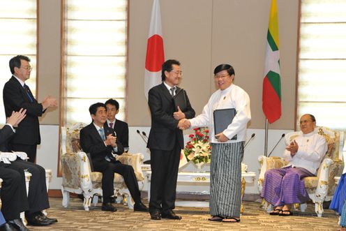Photograph of both leaders at the Thilawa Memorandum of Understanding signing ceremony