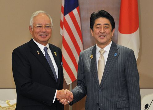 Photograph of Prime Minister Abe shaking hands with the Prime Minister of Malaysia.