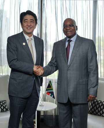 Photograph of Prime Minister Abe shaking hands with the President of South Africa